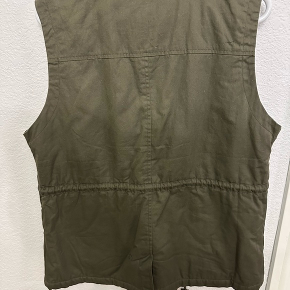 C’est cargo style Sherpa vest.  Size 1xl - Picture 4 of 4